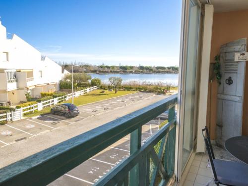 un balcon avec vue sur l'eau dans l'établissement Apartment Les Terrasses du Lac-10 by Interhome, au Grau-du-Roi