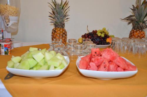 two bowls of fruit are sitting on a table at Hotel Del Rio in Constitución