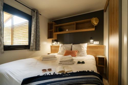 Ένα ή περισσότερα κρεβάτια σε δωμάτιο στο Sunêlia Le Petit Bois