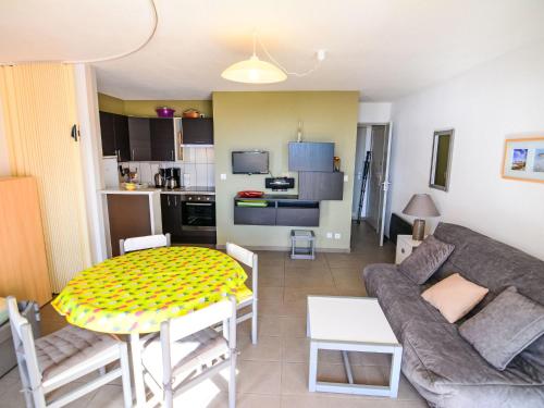 un salon et une cuisine avec un canapé et une table dans l'établissement Apartment Grenade-1 by Interhome, au Barcarès