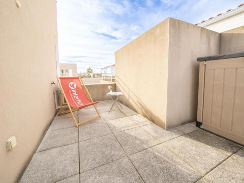 une pancarte assise sur le balcon d'une maison dans l'établissement Holiday Home Les Brigantines by Interhome, au Grau-du-Roi