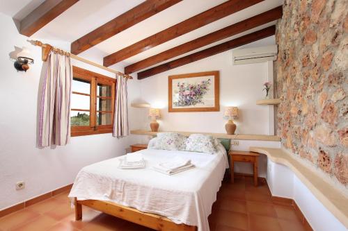 Charming villa with a fabulous garden in Pollensa by Renthousing