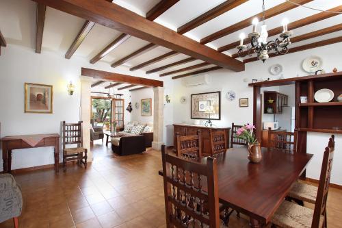 Charming villa with a fabulous garden in Pollensa by Renthousing