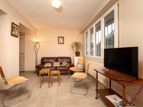un salon avec un canapé et une télévision dans l'établissement Holiday Home Le Herpin by Interhome, à Cancale