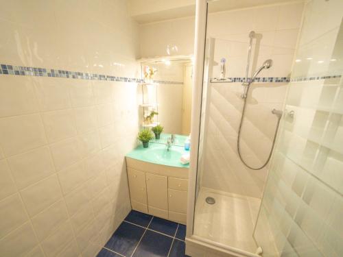 une salle de bain avec douche et lavabo dans l'établissement Studio Escale Port-5 by Interhome, au Grau-du-Roi