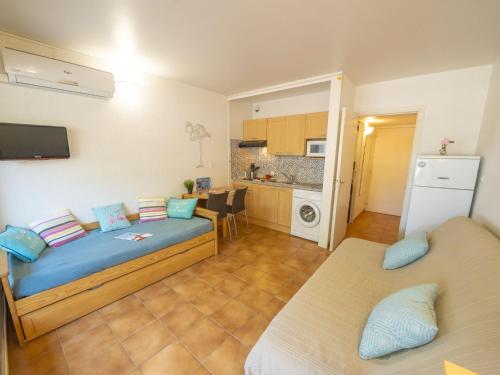 Cette petite chambre comprend un lit et une cuisine. dans l'établissement Studio Escale Port-5 by Interhome, au Grau-du-Roi