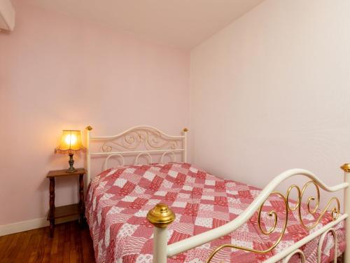 une chambre avec un lit et une lampe sur une table dans l'établissement Holiday Home Le Herpin by Interhome, à Cancale