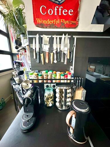 un comptoir avec un coffeeventriculaire de couteaux dans l'établissement Perfect Home to discover Paris in Peace with Love, à Paris