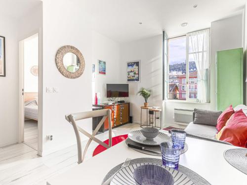 un salon avec un canapé et une table dans l'établissement Apartment Le Palais du Vieux Port by Interhome, à Nice
