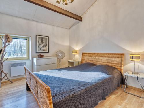 une chambre avec un lit et une fenêtre dans l'établissement Holiday Home Hameau du golf-7 by Interhome, à Lacanau-Océan