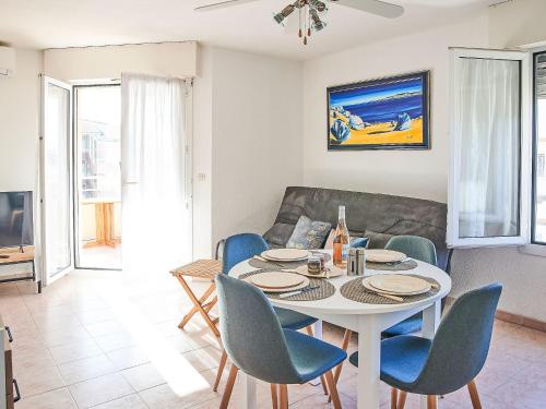 un salon avec une table, des chaises et un canapé dans l'établissement Apartment Les Rives Latines-3 by Interhome, à Fréjus