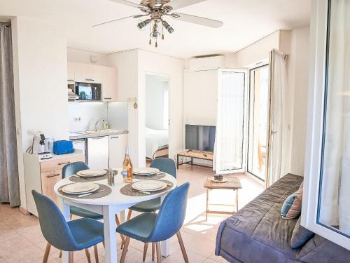 une cuisine et un salon avec une table et des chaises dans l'établissement Apartment Les Rives Latines-3 by Interhome, à Fréjus