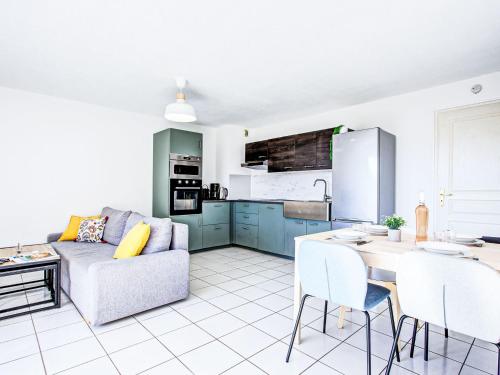 une cuisine et un salon avec un canapé et une table dans l'établissement Apartment Malibu Village by Interhome, à Canet