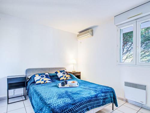 une chambre avec un lit et une fenêtre dans l'établissement Apartment Malibu Village by Interhome, à Canet