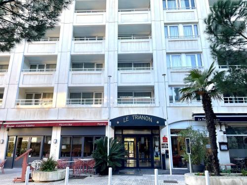 un grand bâtiment blanc avec un magasin devant lui dans l'établissement Studio Le Trianon by Interhome, à Arcachon