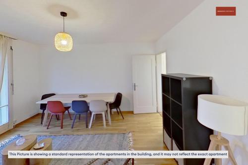 una sala da pranzo con tavolo e sedie di Simple Apartment with Essentials a Zurigo
