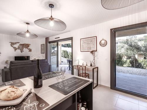 - une cuisine et un salon avec une table et une bouteille de vin dans l'établissement Apartment Foce Dell Edera-1 by Interhome, à Bonifacio