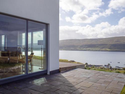 una casa con vista sul lago di Holiday Home Salt Cottage by Interhome a Stein