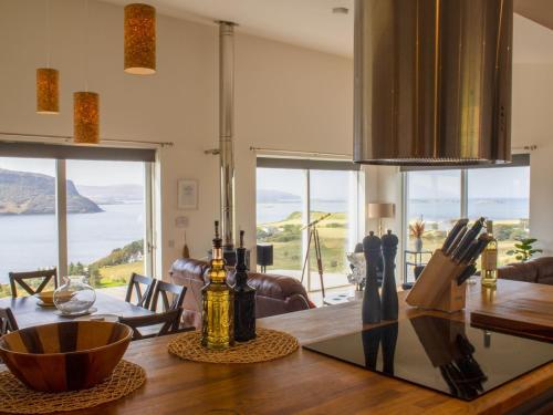 una sala da pranzo con tavolo e vista sull'oceano di Holiday Home Salt Cottage by Interhome a Stein
