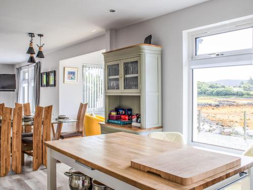 Dapur atau dapur kecil di Holiday Home Kylas by Interhome