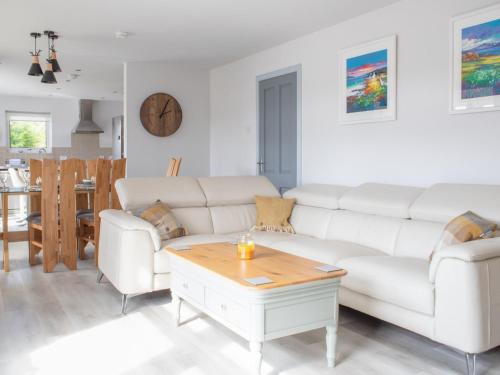 Ruang duduk di Holiday Home Kylas by Interhome