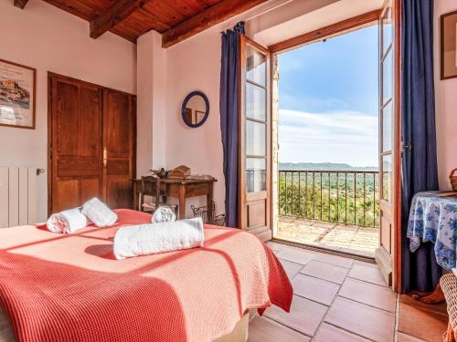 une chambre avec un lit et une grande fenêtre dans l'établissement Holiday Home Casa Gialla by Interhome, à Arraggio