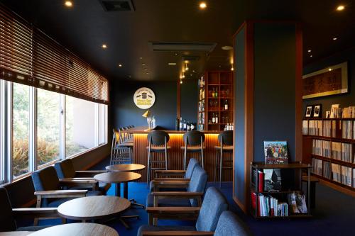 a restaurant with tables and chairs in a library at Ryokan Oomuraya in Ureshino
