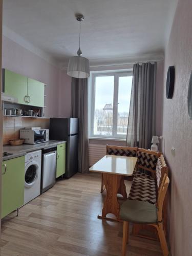 eine kleine Küche mit Tisch und ein Esszimmer in der Unterkunft Castle View Apartment in Narva