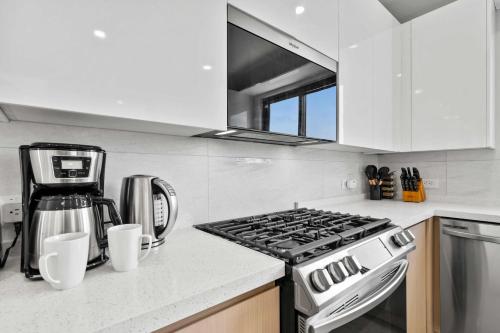 a kitchen with a stove and a counter top at Safir 40 in Palm-Eagle Beach