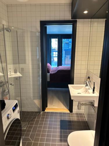 un bagno con un lavandino, un water e un lavandino di Exclusive Apartment at Tjuvholmen ,Luxury in the Heart of Oslo a Oslo