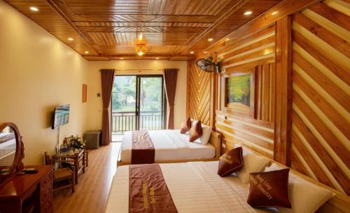 Кровать или кровати в номере HoangLong Riverside Homestay