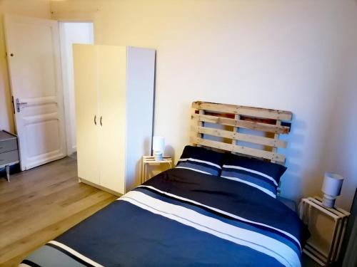 Ένα ή περισσότερα κρεβάτια σε δωμάτιο στο CHAMBRE 1 La Rustique