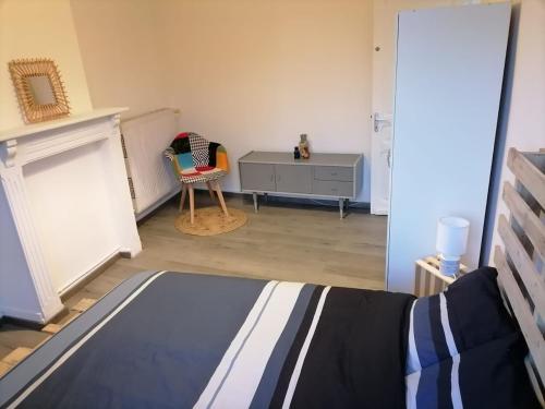 Ένα ή περισσότερα κρεβάτια σε δωμάτιο στο CHAMBRE 1 La Rustique
