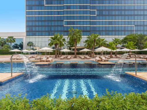 Bazén v ubytování Fairmont Bab Al Bahr nebo v jeho okolí