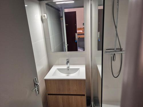 une salle de bain avec un lavabo et une douche dans l'établissement La Désirade J, Studio rénové avec parking, centre port, au Cap d'Agde