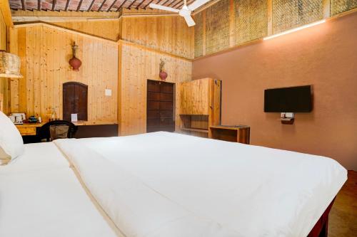 TV a/nebo společenská místnost v ubytování Palette Palghar Irayos Resort Lifestyle Retreat