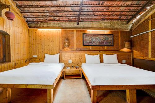 Postel nebo postele na pokoji v ubytování Palette Palghar Irayos Resort Lifestyle Retreat