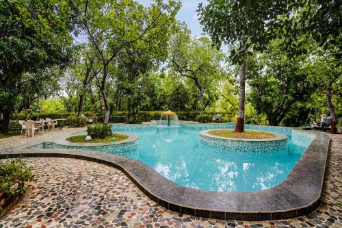 Bazén v ubytování Palette Palghar Irayos Resort Lifestyle Retreat nebo v jeho okolí