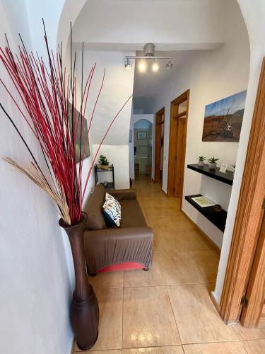 a living room with a couch and a vase at Casa Chana y Domingo in Agulo