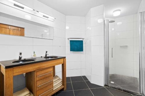 a bathroom with two sinks and a shower at Bon Bida Flamingo with refreshing shared swimming pool in Kralendijk