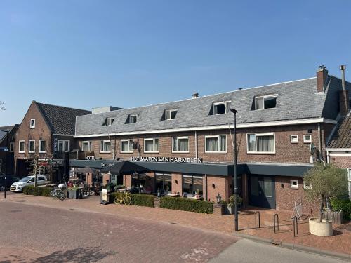 a building on the side of a street at Het Wapen van Harmelen in Harmelen