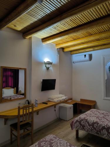 Télévision ou salle de divertissement dans l'établissement Bibikhanum Hotel