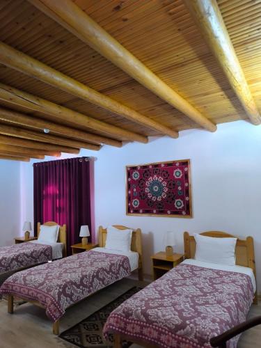 Un ou plusieurs lits dans un hébergement de l'établissement Bibikhanum Hotel
