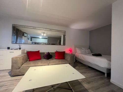un salon avec un canapé et un lit dans l'établissement Studio lumineux avec terrasse, à Villeurbanne