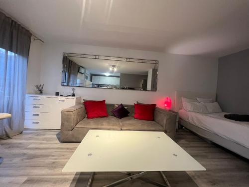 un salon avec un canapé et une table dans l'établissement Studio lumineux avec terrasse, à Villeurbanne