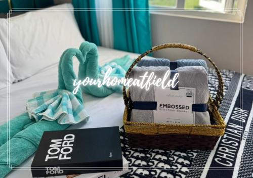 Ένα ή περισσότερα κρεβάτια σε δωμάτιο στο Your HOME At Field Residences