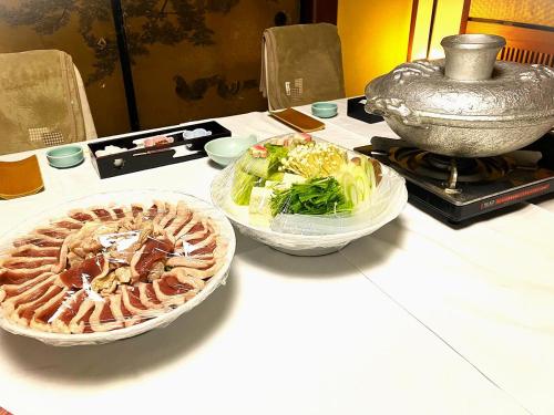 a table with two bowls of food and a salad at Chikurinin Gunpoen in Yoshino