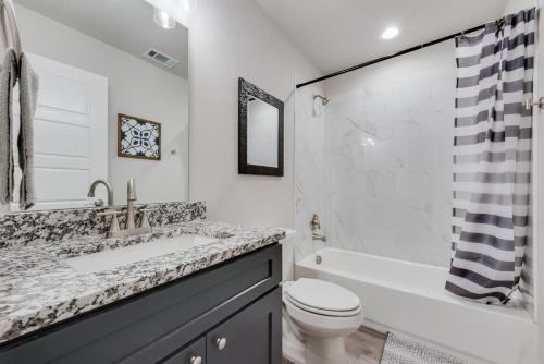 Ένα μπάνιο στο Luxurious River Home near Lockheed FW Stockyard