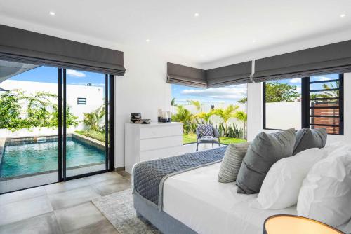 Villa Tapya - Amazing Villa with private pool في كاب مالهيريوكْسْ: غرفة نوم بسرير ومسبح