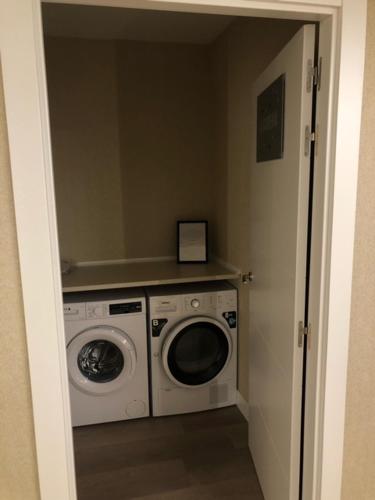 a laundry room with a washer and dryer at Pension Roomtegi in Barakaldo